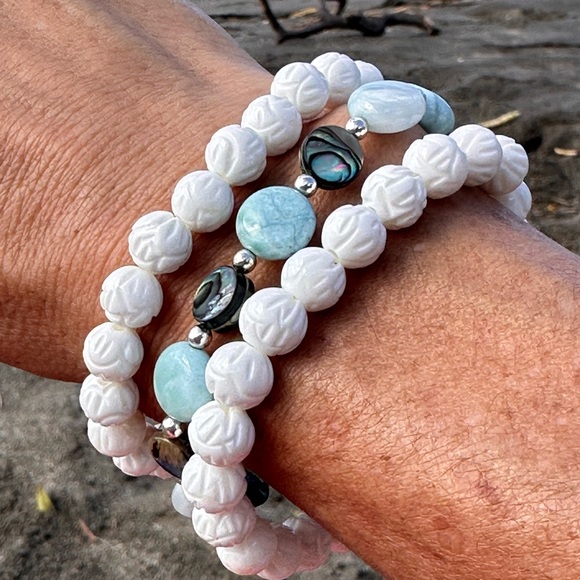 B69. 8mm Natural Shell Carved Lotus Flower Beads Bracelet - Picture 8 of 8